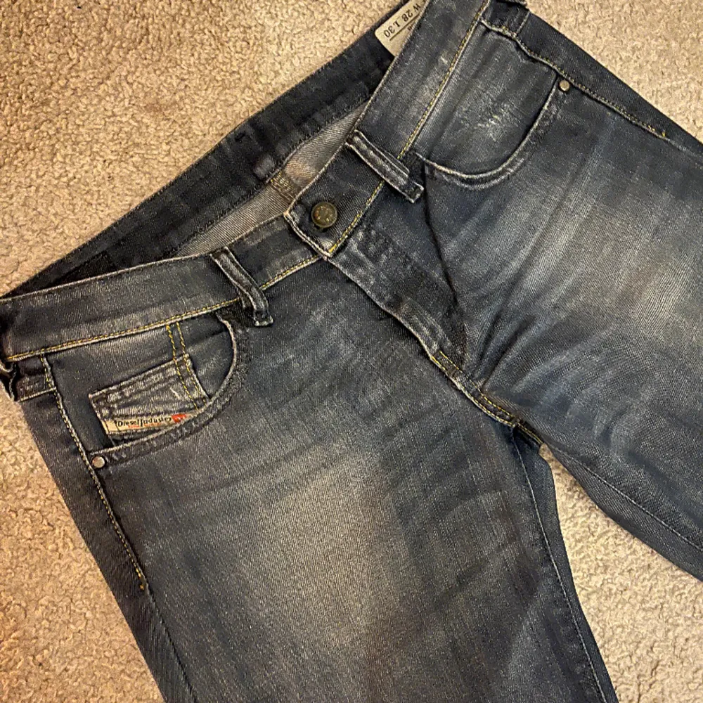 Coola vintage diesel jeans med lågmidja och lätt utsvängda ben.   Mått:  Midja: 40 cm  Ytterbenslängd: 97 cm  Innerbenslängd: 74 cm  Gren: 20 cm . Jeans & Byxor.