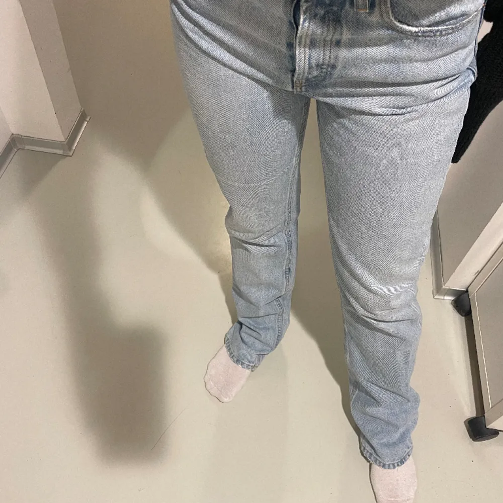 Ljusblå zara jeans, knappt använda fint skick! Storlek 34 är 165cm och dom är rätt långa på mig☺️midwaist. Jeans & Byxor.