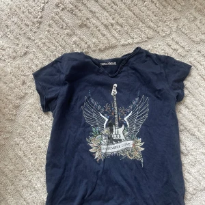 Zadig tröja - Jätte fin tröja från Zadig användt 2 ggr pga att den är lite liten på mig som bär M. Passar xs/s. Fick i jul. Bra skick, 800 var det den kostade. 