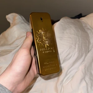 1 Million Parfum (Paco rabanne parfym) - Hej! Jag säljer den hära paco rabanne parfymen som jag fick i julklapp. Den passar perfekt in för våren och den har ungefär 75 ml kvar i flaskan. Tyvär finns ingen låda eller kvitto med för att jag köpte den på en loppis.