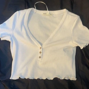 Vit topp  - Jätte fin vit vringad topp som jag använt några gånger, räfflad med knappar 
