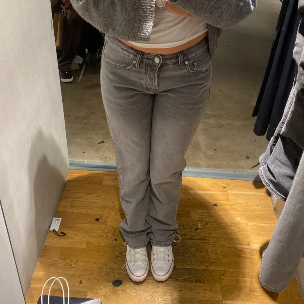 säljer ett par skit snygga low waist jeans från lager 157 i storlek S. Endast testade me lappen kvar💕 Nypris 400. Jeans & Byxor.