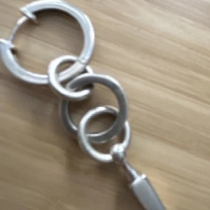 Maria Nilsdotter örhänge - Säljer mitt jätte fina Maria örhänge. Jag är öppen för byten bara skriva till mig. Jag tycker mer om guld så jag vill sälja det. Sänker inte priset. Ny pris 2795💘