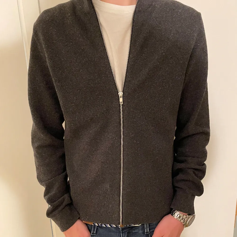 Snygg full zip tröja från Jack & Jones. Väldigt bra skick knappt använd 10/10. Storlek S 😁 Pris 350 kr. Hör gärna av er vid funderingar eller frågor. 🤝. Hoodies.