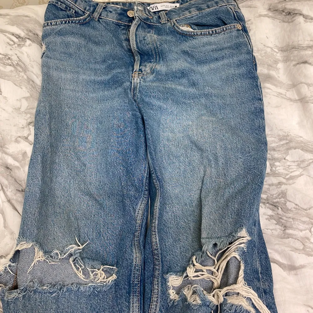 Jätte fina jeans från zara med 2 hål vid knäet och två lite mindre hpl vid benen. Sitter fortfarande jätte fint på . Jeans & Byxor.