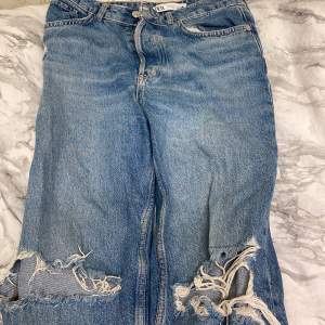 Jätte fina jeans från zara med 2 hål vid knäet och två lite mindre hpl vid benen. Sitter fortfarande jätte fint på 
