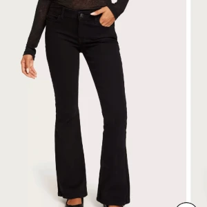 Lågmidjade bootcut jeans  - Lågmidjade bootcut jeans från pieces. Aldrig använda. Nypris 450kr. Storlek M/30 men passar även S/30