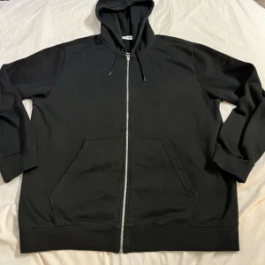 Weekday Hoodie - Storlek L men är jätte oversized. Skulle gissa att den passar bra för någon som har XL eller XXL. Köparen står för frakten. Priset kan diskuteras vid snabb affär.