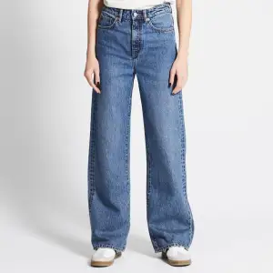 Blåa jeans från lager 157!!🩵 Säljer pga att dem inte kommer till användning!! Använda fåtal gånger! Gjort hål på insidan för dem var lite förstora, men inget som syns på utsidan!!🩵  Nypris 300kr