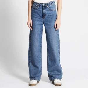 Vida blåa jeans - Blåa jeans från lager 157!!🩵 Säljer pga att dem inte kommer till användning!! Använda fåtal gånger! Gjort hål på insidan för dem var lite förstora, men inget som syns på utsidan!!🩵  Nypris 300kr