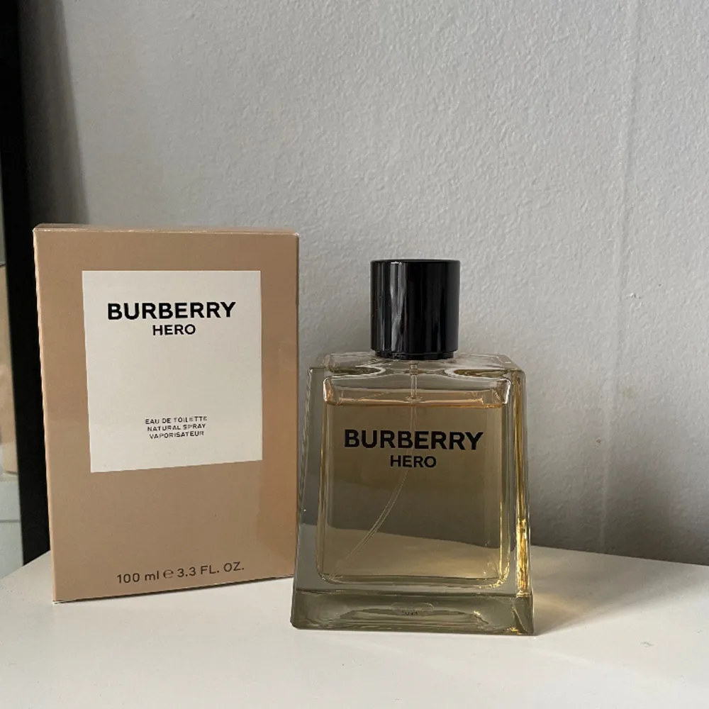 Säljer denna Burberry parfym från kicks, runt 95ml kvar och är använd fåtal gånger, hör av er vid frågor och pris är ej hugget i sten så kom med förslag🧱🗡️. Övrigt.