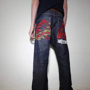 W34, skitsnygga evisu jeans i bra skick,  Modell: 187cm. 