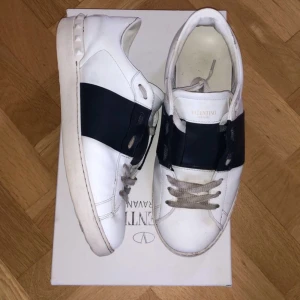 Valentino open -  Valentino Garavani skor, modell Open, storlek 43 skick 9/10 (Äkta) box och Dustbag tillkommer  Pris 1525 exklusive frakt priset kan diskuteras vid snabb affär  (Tar byten vid samma värde) 