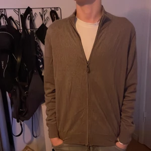 Alan paine pure merino  - Tjenare detta är en riktigt snygg fullzip ifrån Alan paine. Det är pure merino/100%. Tveka inte på att höra av er vid funderingar 