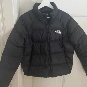 The north face jacka  - Säljer på grund av att jag har en ny, använd två vintrar men är fortfarande i bra skick. Saknar tryck på baksidan av jackan  