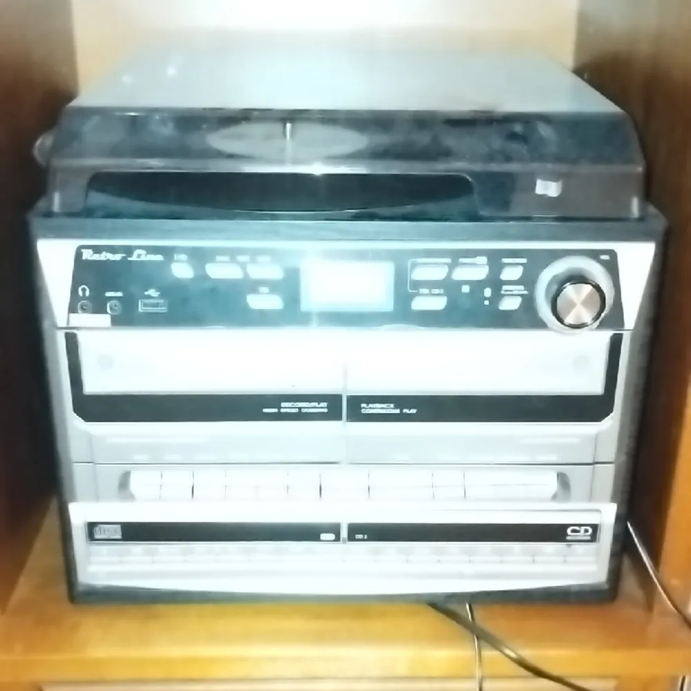 En flerfunktionell spelare, kan spelas Vinyl, Cd, kasett, aux och Bluetooth! 2 högtalare ingår, pris kan diskuteras! Kan hämtas upp i Örebro. Muu.