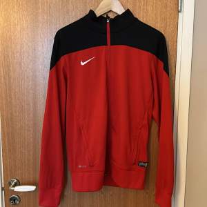 Snygg Nike tränings tröja i röd storlek s