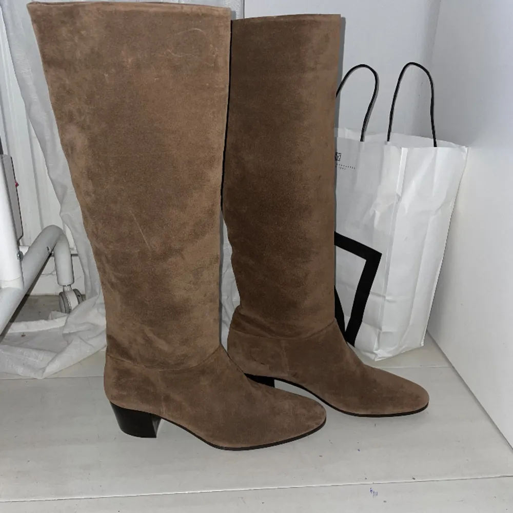 Snygga boots i mockaimitation, storlek 39 men tycker dom är lite små, aldrig använda nypris 149€⭐️. Skor.