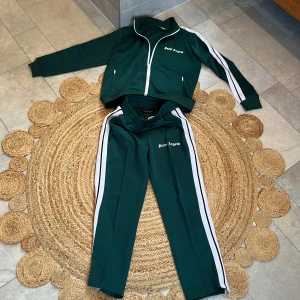 Palm angels dräss i mörkgrön färg💚 - Palm angels dräss köpt vid julen. Sättet kostar 11 186 kronor och jag köpte den för 9999 under julen   PRIS KAN DISKUTERAS VID SNABB AFÄR!  PRIS SÄNKT ÄNNU MER!