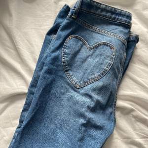 Supersöta jeans med hjärtan som fickor❤️ dom är flared och man kan ändra storlek i midjan💓 blå fin färg, inga skador. Väldigt sköna🥰 
