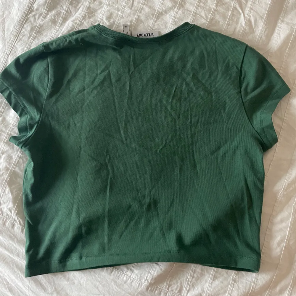 Croppad tshirt i perfekt grön nyans! Storlek M från Weekday🐸🐸. T-shirts.