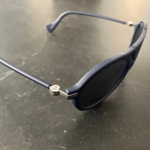 Moncler solglasögon  - Ett par moncler solglasögon i värdigt fint skick 9/10. Fodral och putsduk tillkommer! Nypris 2000 mitt pris 499. 