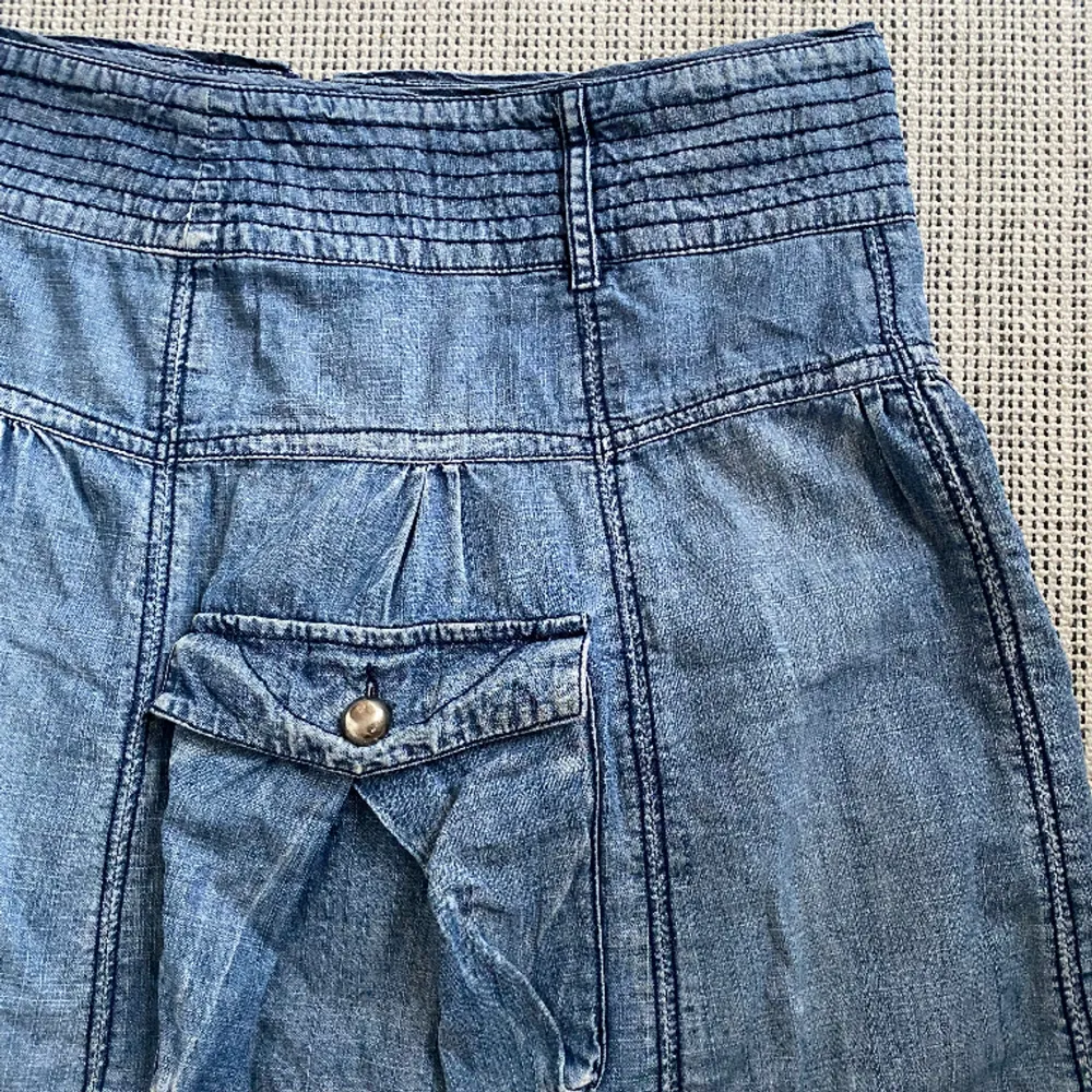 Vintage jeans kjol som går till knäna med fickor . Kjolar.