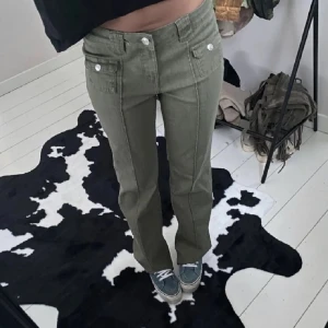 Hm byxor - Säljer dessa supertrendiga byxor som är helt slutsålda i storlek 34. Säljs då jag tyvvär växt ur dem! Vid eventuella frågor eller funderingar kom privat!!💓💓