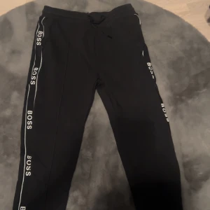 Hugo boss mjukisbyxor - Tja! Säljer dessa Hugo boss mjukisar i strl L då dom ej används mer! Knappast använda och köpta på Hennings för 1700kr! Säljes för 499kr