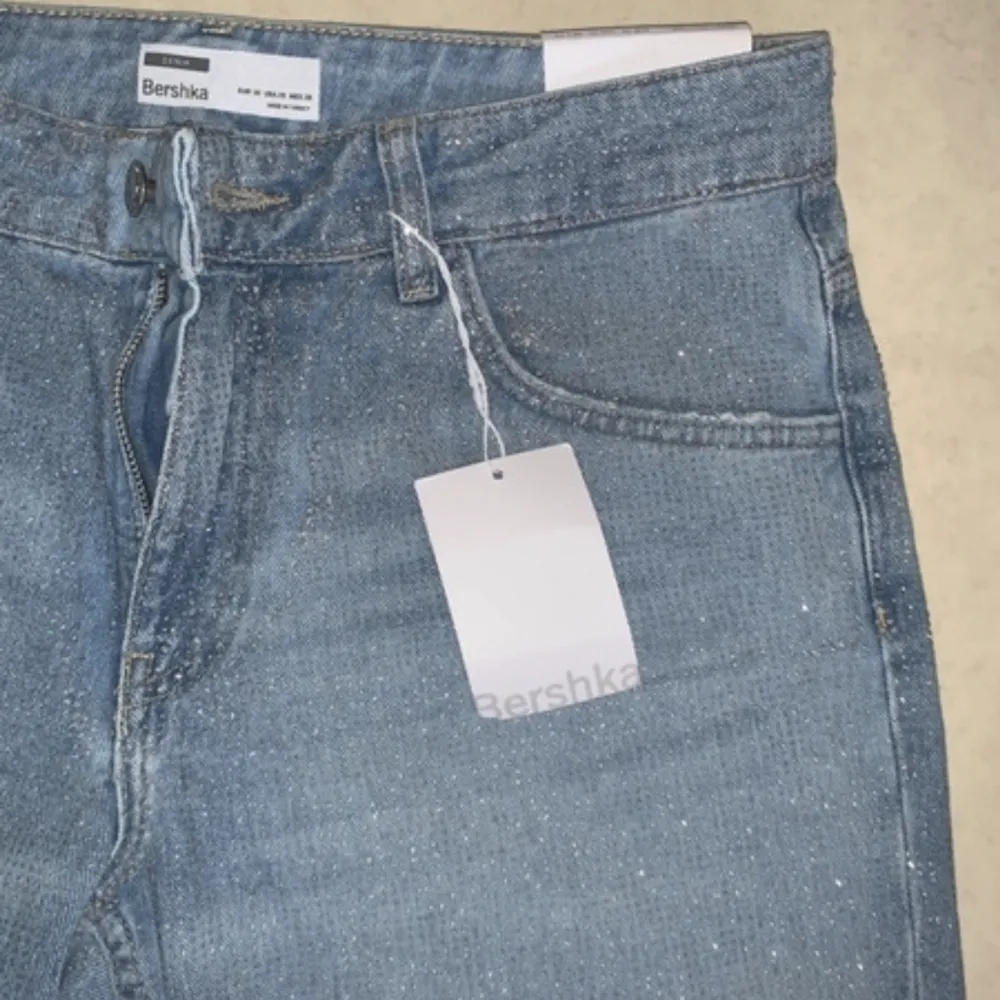Bershka jeans med strassdetaljer i storlek 38. Helt oanvända och prislapp finns kvar!. Jeans & Byxor.