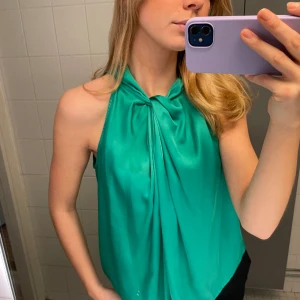 Grön topp - En så söt festligare topp som är i ett mycket bra skick! ❤️❤️❤️
