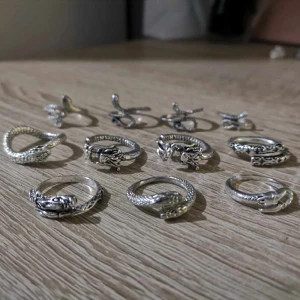 Ringar - Orm-mönster silver ringar, gjort av silver & koppar. Kontakta mig vid frågor angående storleken. 20kr/st, vid köp av fler 15kr/st. Köparen står för frakten.