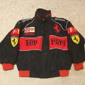 Racer jacka - Säljer denna skitsnygga och gulliga ferrari- barnjacka! Köpt secondhand, är i bra skick men dragkedjan är tyvärr trasig men man kanske kan fixa de. Priset går att diskuteras.Armlängd ca 33cm, hela jackan ca 40cm 😊 Bilderna är inte mina!