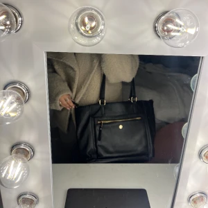 Svart handväska🖤 - Säljer denna svarta handväska som är köpt för flera år sedan. Ej användit denna på flera år, därav säljer jag den nu. Är i jättefint skick. Vet ej vart den är ifrån för fick den som present:)