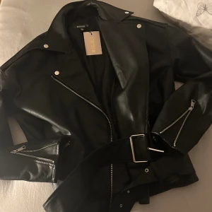 Ny skinnjacka  - Aldrig använd som ni ser