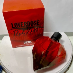 Ny Diesel loverdose EDP Parfym - Loverdose Red Kiss är en doft som utstrålar sensualitet och passion, som rödmålade läppar redo att kyssas. En rock’n’Roll-känsla för den självsäkra kvinnan som vet vad hon vill ha! Toppnoterna består av svarta vinbär, äpple, bergamott och socker. 