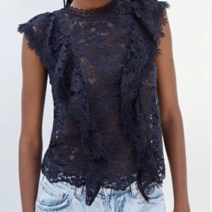Spets topp med volanger - Marinblå spets topp st S med volanger från Zara, bilderna tagna från hemsidan, helt slutsåld och jättesnygg💕