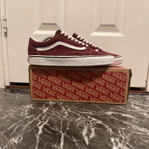 Vans  - Tja! Säljer dessa galet snygga vinröda vans. De är i ny skick 9/10. Säljer för endast 450! Det är bara att höra av sig vid frågor!😊Priset är inte hugget i sten! Det är inte något fel på sulan det är ljuset som är konstigt.😁