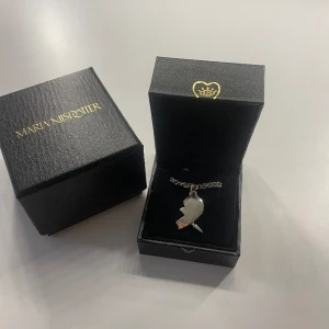 Maria Nilsdotter halsband  - Säljer mitt you and me halsband från Maria Nilsdotter. Väldigt fint skick! Säljer den nedre delen! Längd 45❤️