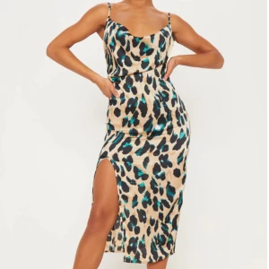 Klänning - Sjukt fin klänning från Prettylittlething. Aldrig använd då den var för liten för mig. Prislapp finns kvar! Storlek 6 UK. 