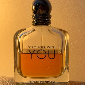 Armani stronger with you - Tjena! Säljer nu min parfym från Armani, för att den ej kommer till användning. Det är ca 50ml kvar av parfymen och den är perfekt nu på vinter och till våren. Hör av dig vid minsta funderingar eller frågor😊