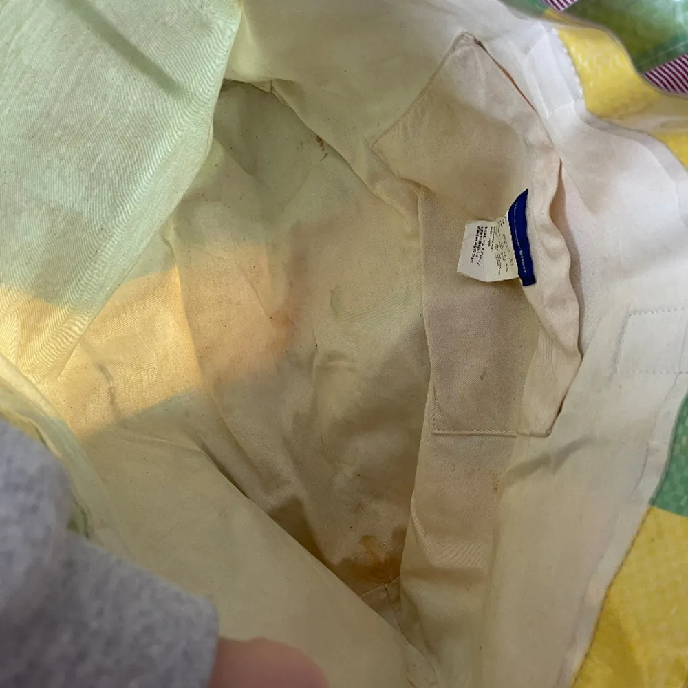 Säljer min comme des carcons väska då den inte kommer till användning, rymmer så mycket och perfekt väska till skola, gymmet, stranden, stan! Så fin men kommer tyvärr inte till användning tillräckligt mycket… (Notera fläck i hörnet inne i väskan). Laukut & Käsilaukut.