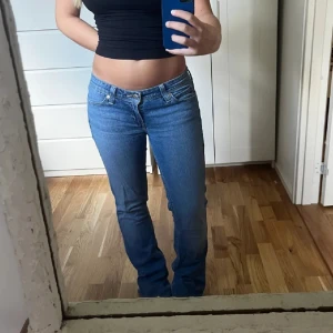 Levis lågmidjade jeans - Säljer ett par lågmidjade Levis jeans som är förstora för mig. Jag har normalt sätt 36/s i byxor. De sitter lite löst i midjan. Jättefina jeans med bootcut men används aldrig