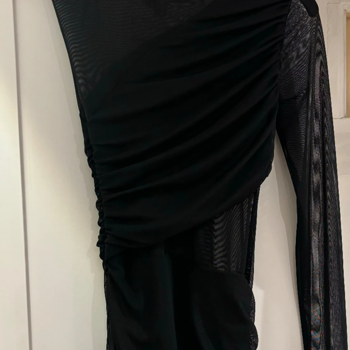 Svart ”one shoulder” klänning från Zara - 90