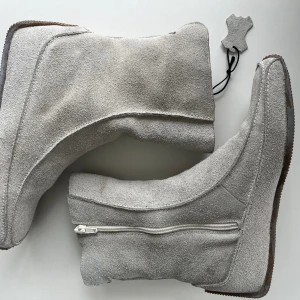 Läder boots - Äkta mocka boots från X-IT!! Aldrig använda med lappen kvar, ordinarie pris 2 100 kr. Bara att höra av er vid frågor! Kan mötas upp i sthlm, annars står köparen för frakten🫶🌼