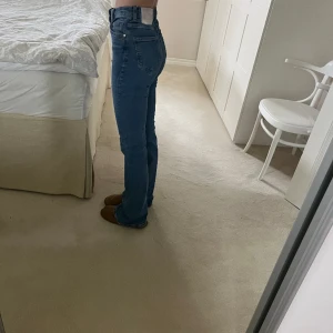 Zara jeans - Säljer mina bootcut/flare jeans från zara då de inte riktigt är min stil. Använda 1 gång  Köpta för 359 kr