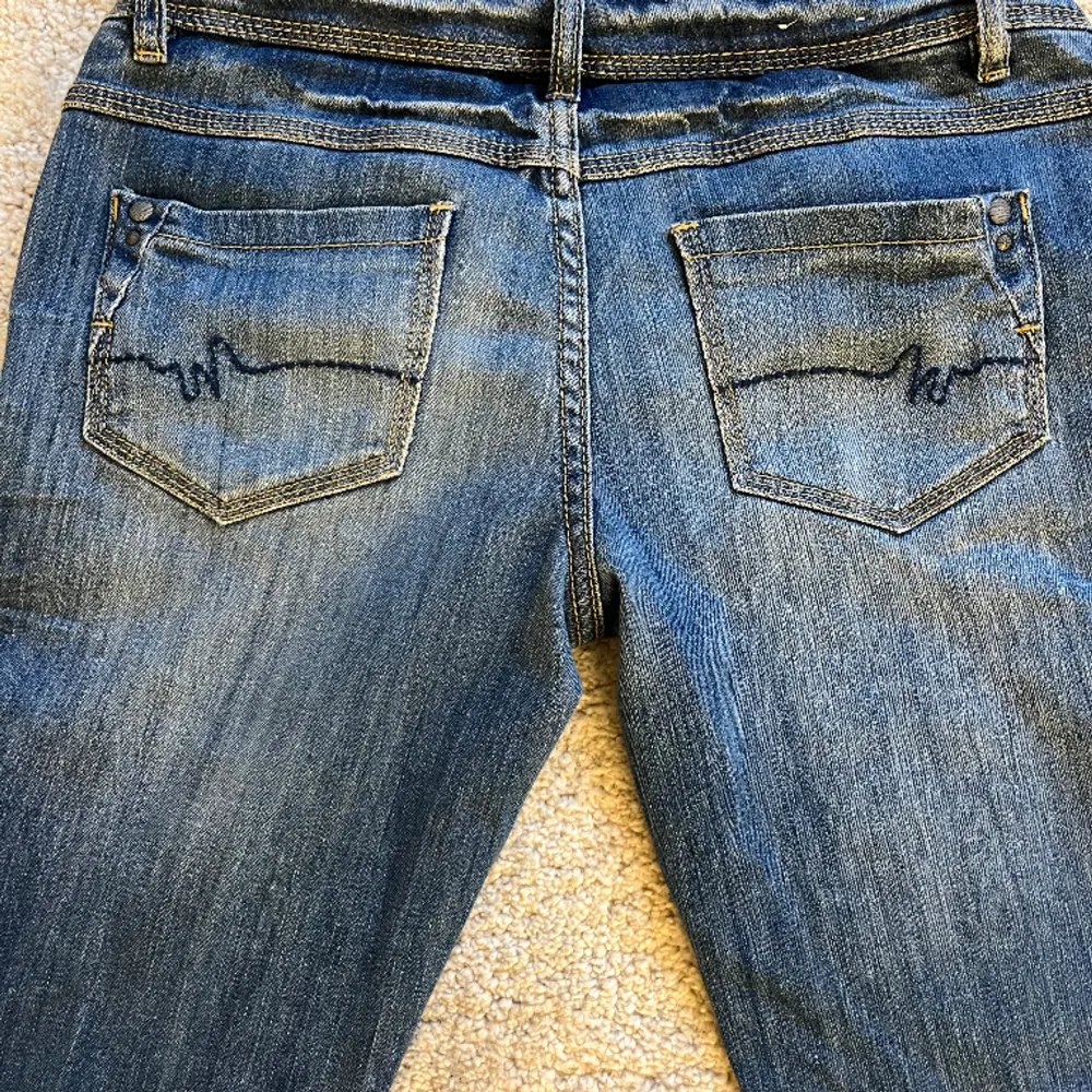 Säljer ett par skitsnygga lågmidjade jeans som går hela vägen ner till hälen( jag är 168).. Jeans & Byxor.