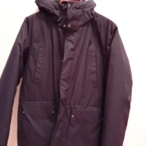 Everest jacka -  Nästa en ny jacka som har användt sällan till bra pris 599 kr ,M Strl  svart färg