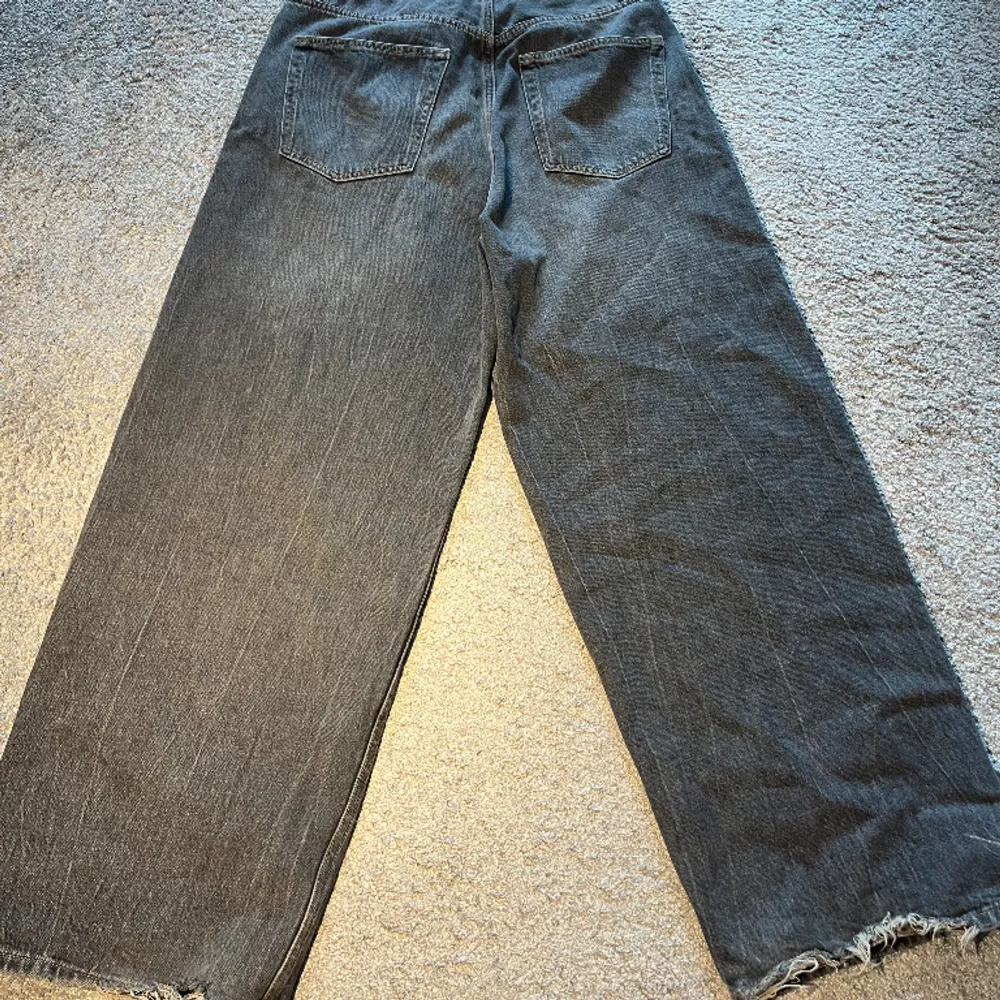 svarta seedat astro jeans med lite healbite . Jeans & Byxor.