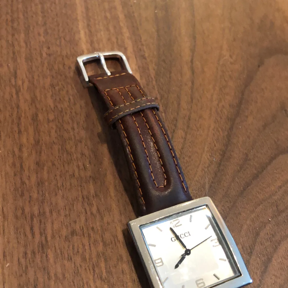 Brunt skinn armband Uret från Gucci Osäker om det är äkta (present). Accessoarer.